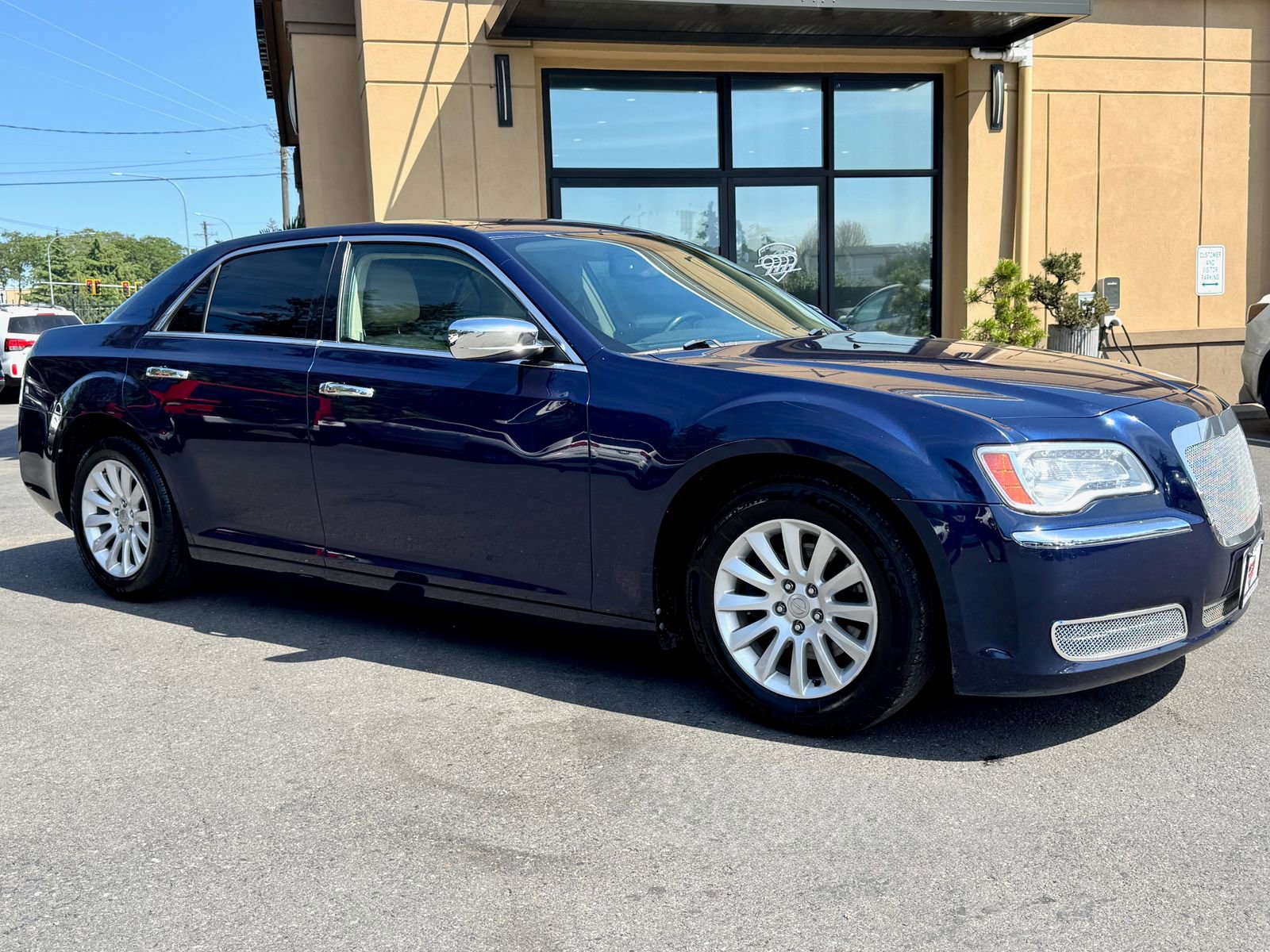 Used 2013 Chrysler 300 RWD image 1