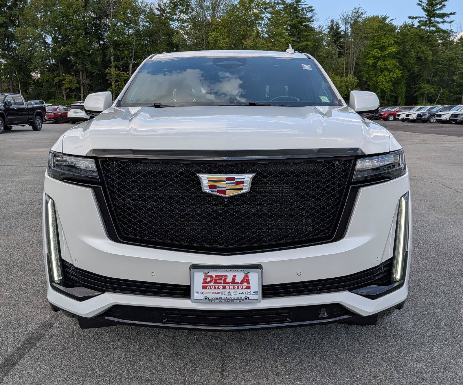 Used 2022 Cadillac Escalade ESV Sport Platinum AWD/4WD image 2