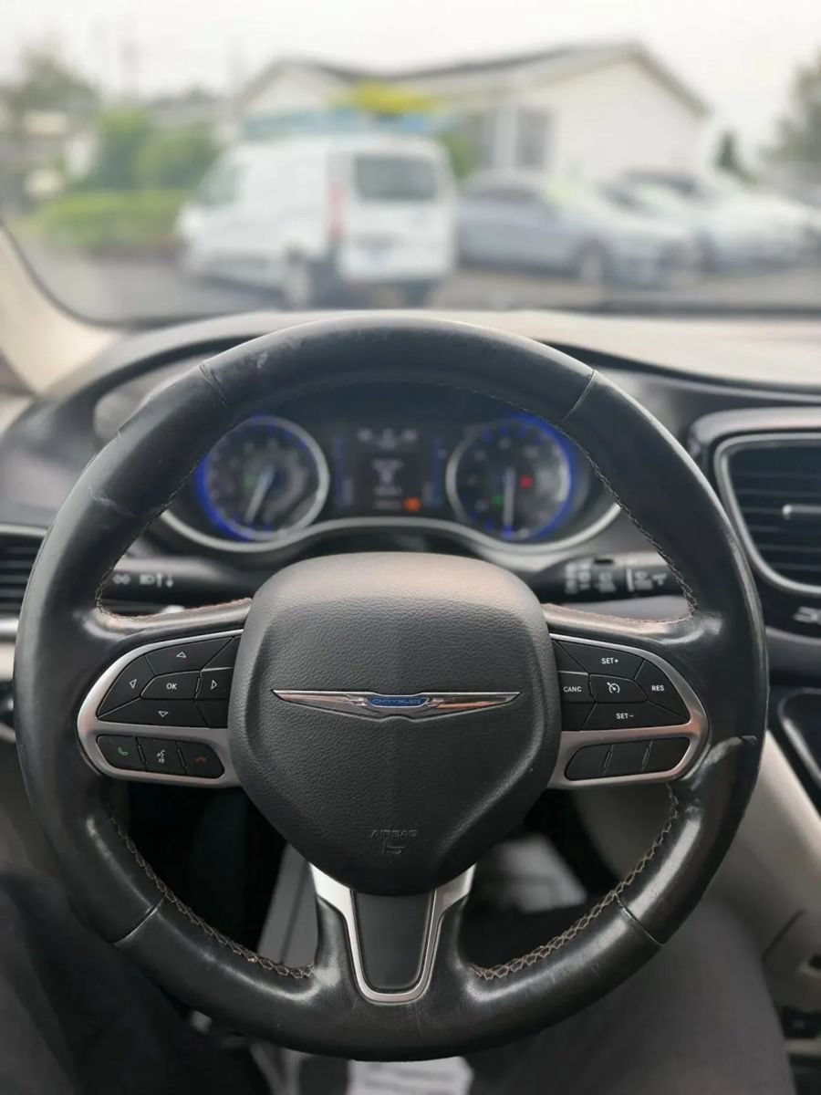 Used 2020 Chrysler Pacifica Touring-L FWD image 13