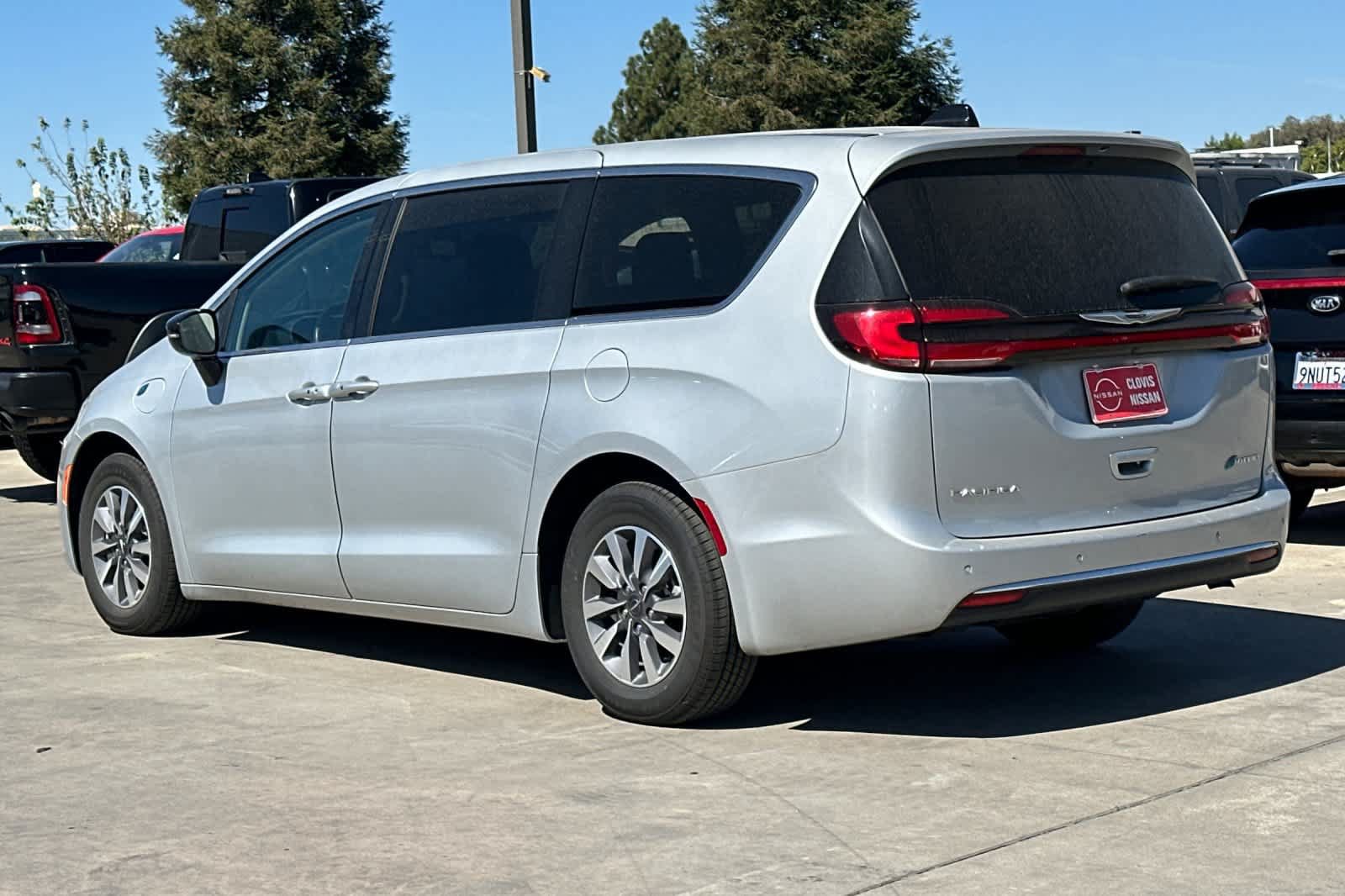Used 2024 Chrysler Pacifica Limited FWD image 7