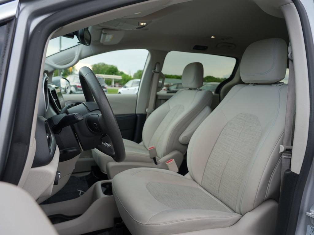Used 2017 Chrysler Pacifica Touring Plus FWD image 12
