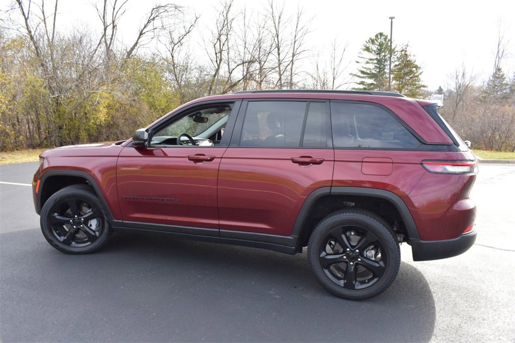 Used 2023 Jeep Grand Cherokee Limited w/ Black Appearance Package image 7