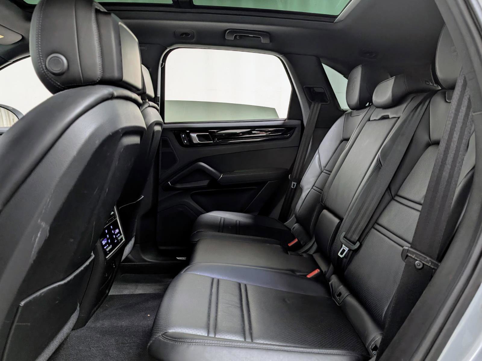 Used 2023 Porsche Cayenne Platinum Edition image 18