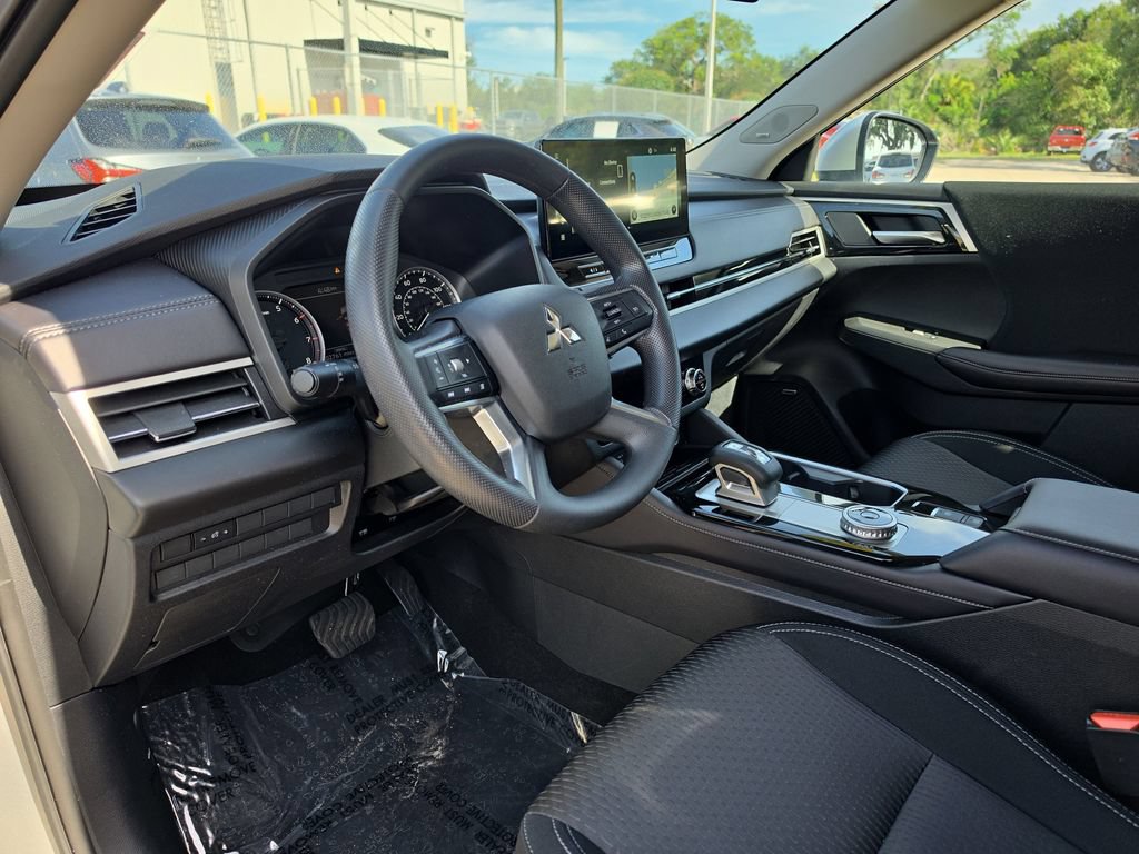 Used 2025 Mitsubishi Outlander ES FWD image 13