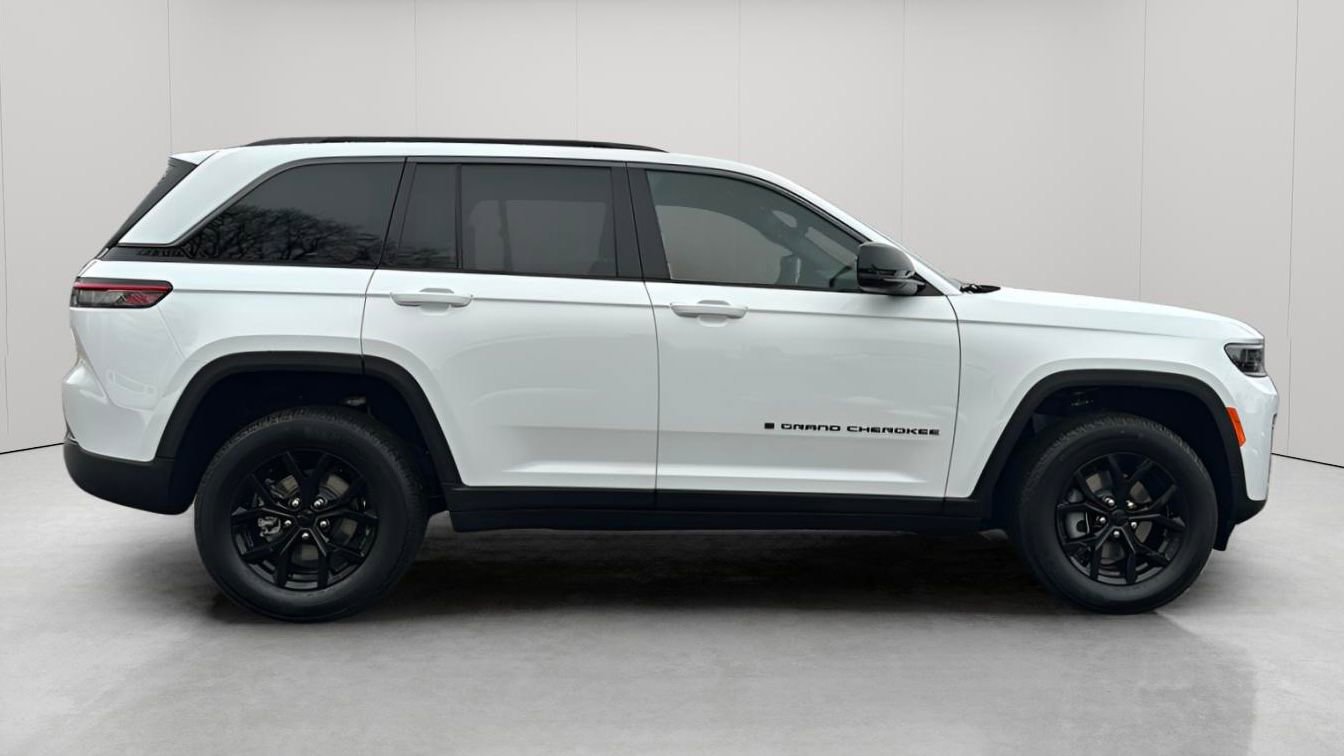 New 2026 Jeep Grand Cherokee Laredo image 3