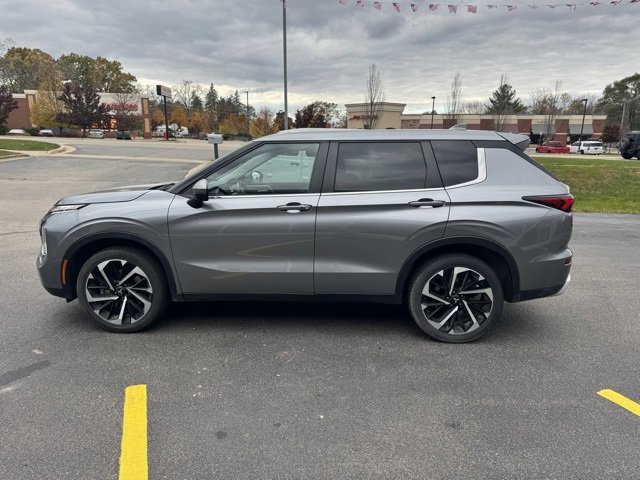 Used 2023 Mitsubishi Outlander SE image 4