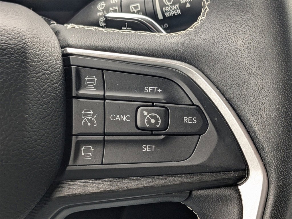 Used 2024 Jeep Grand Cherokee Laredo X image 33