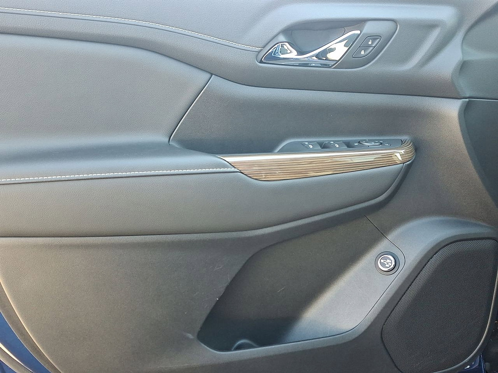 Certified 2023 GMC Acadia SLE w/ Driver Convenience Package image 10