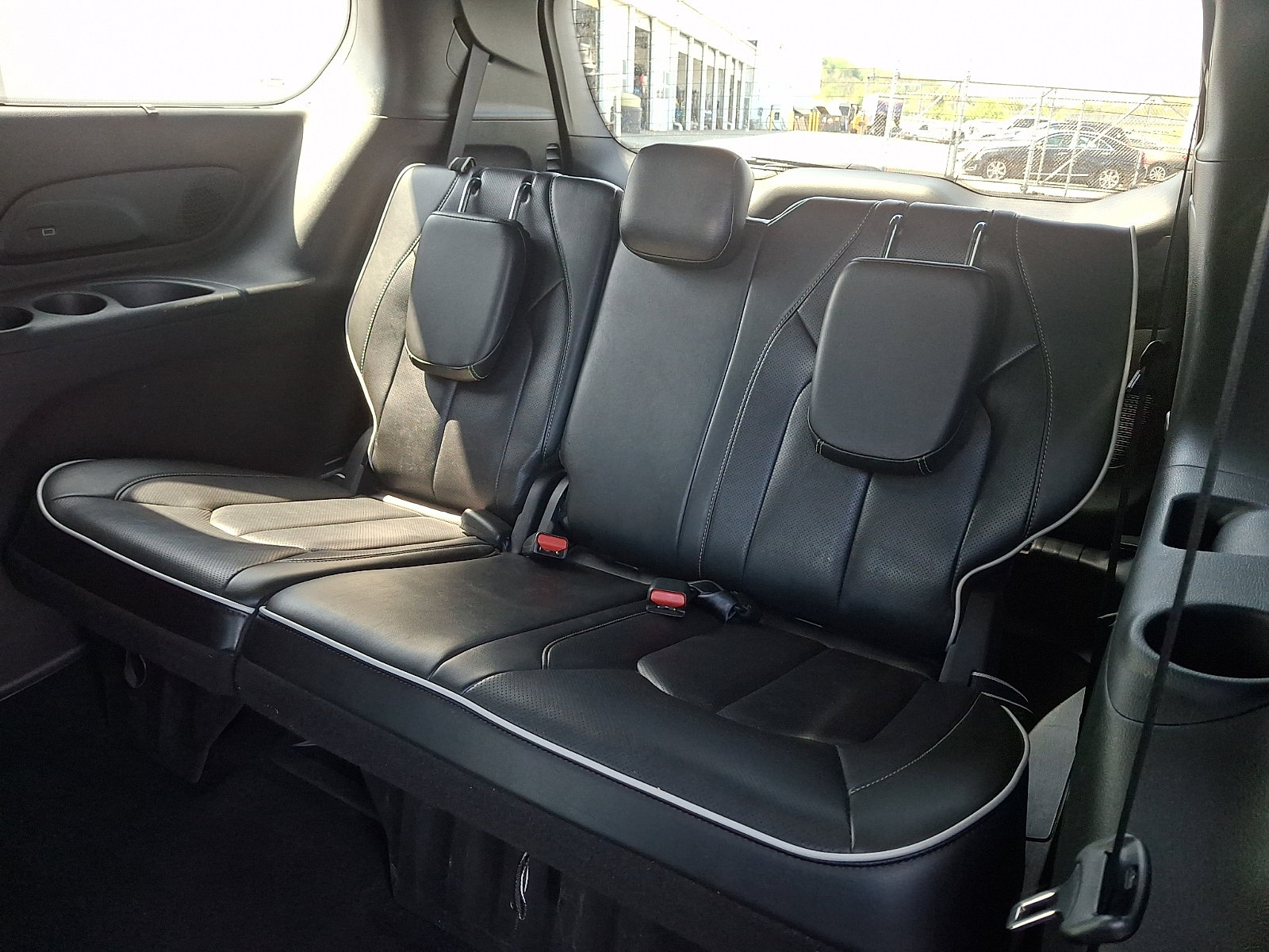 Used 2025 Chrysler Pacifica Limited FWD image 12