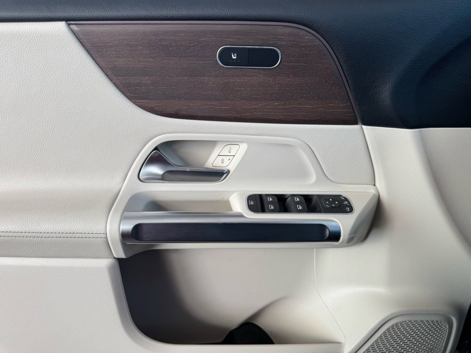 Certified 2022 Mercedes-Benz GLB 250 4MATIC w/ Premium Package Lite image 27