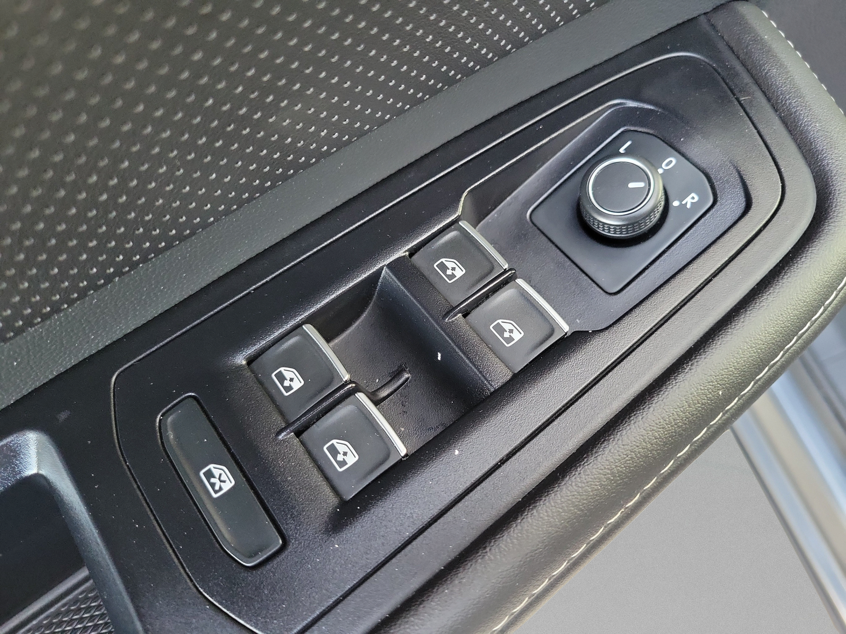 Used 2025 Volkswagen Atlas SE FWD image 14