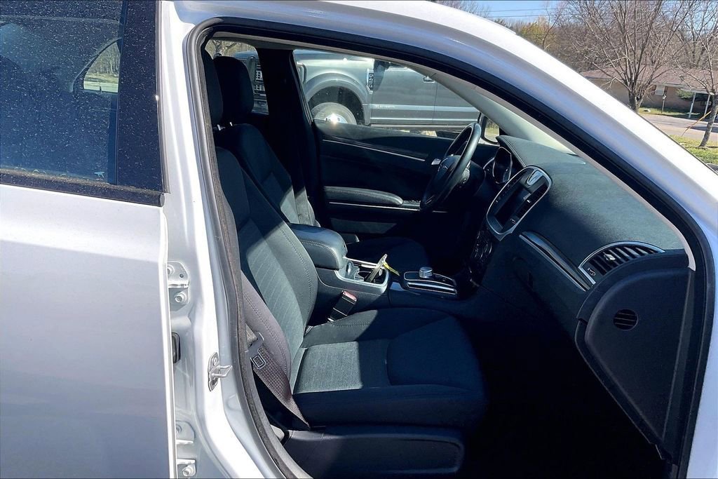 Used 2019 Chrysler 300 Touring w/ Sport Appearance Package image 6