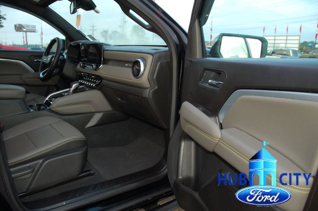 Used 2025 Chevrolet Colorado ZR2 w/ Midnight Edition AWD/4WD image 17