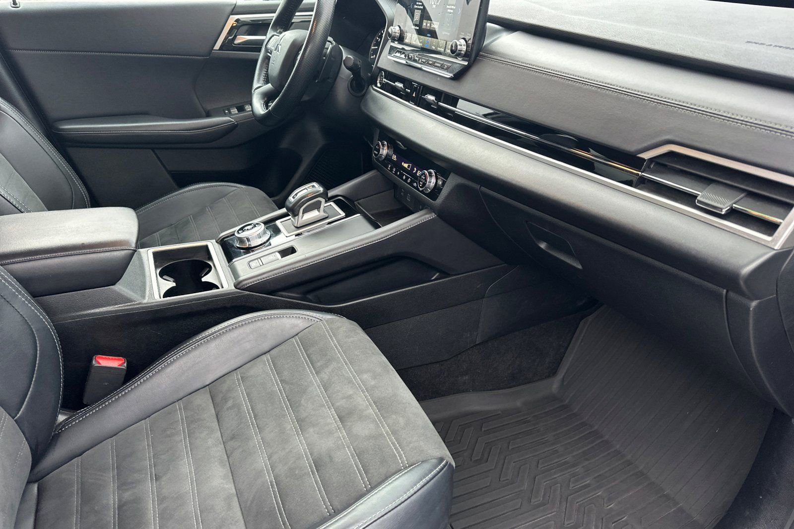 Used 2024 Mitsubishi Outlander SE image 19