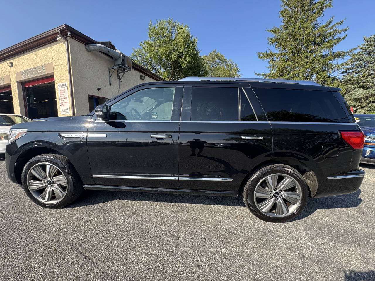 Used 2018 Lincoln Navigator Reserve w/ Technology Package AWD/4WD image 3