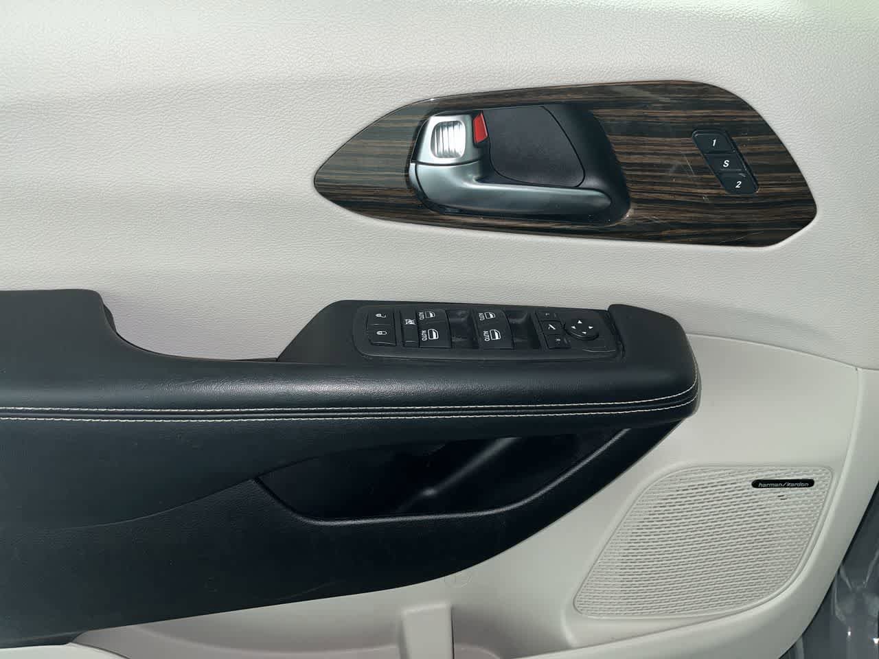 Used 2022 Chrysler Pacifica Limited FWD image 13