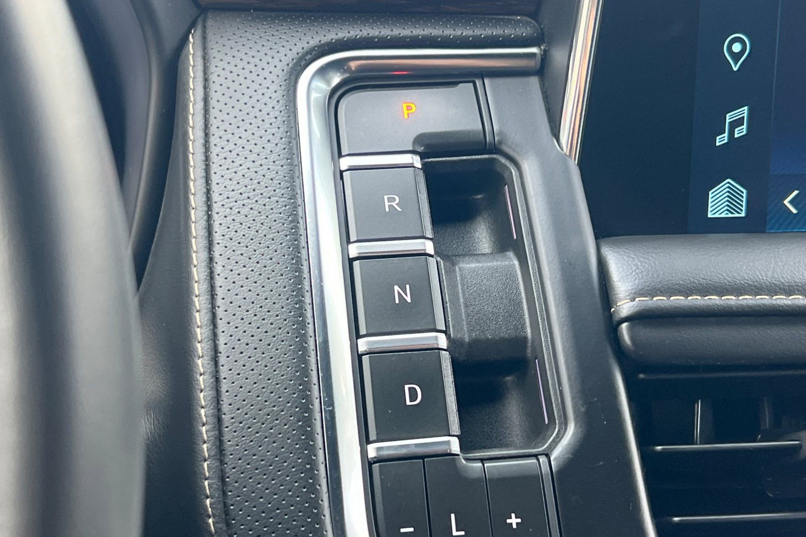 Used 2023 Chevrolet Suburban Premier image 23