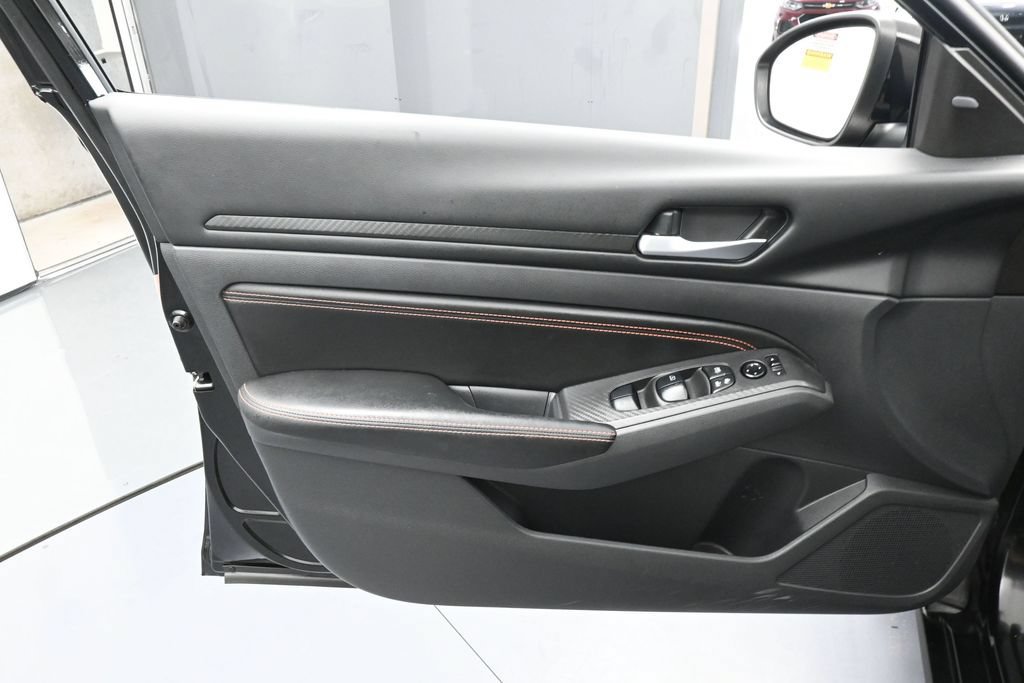 Used 2022 Nissan Altima 2.5 SR w/ Midnight Edition Package FWD image 13
