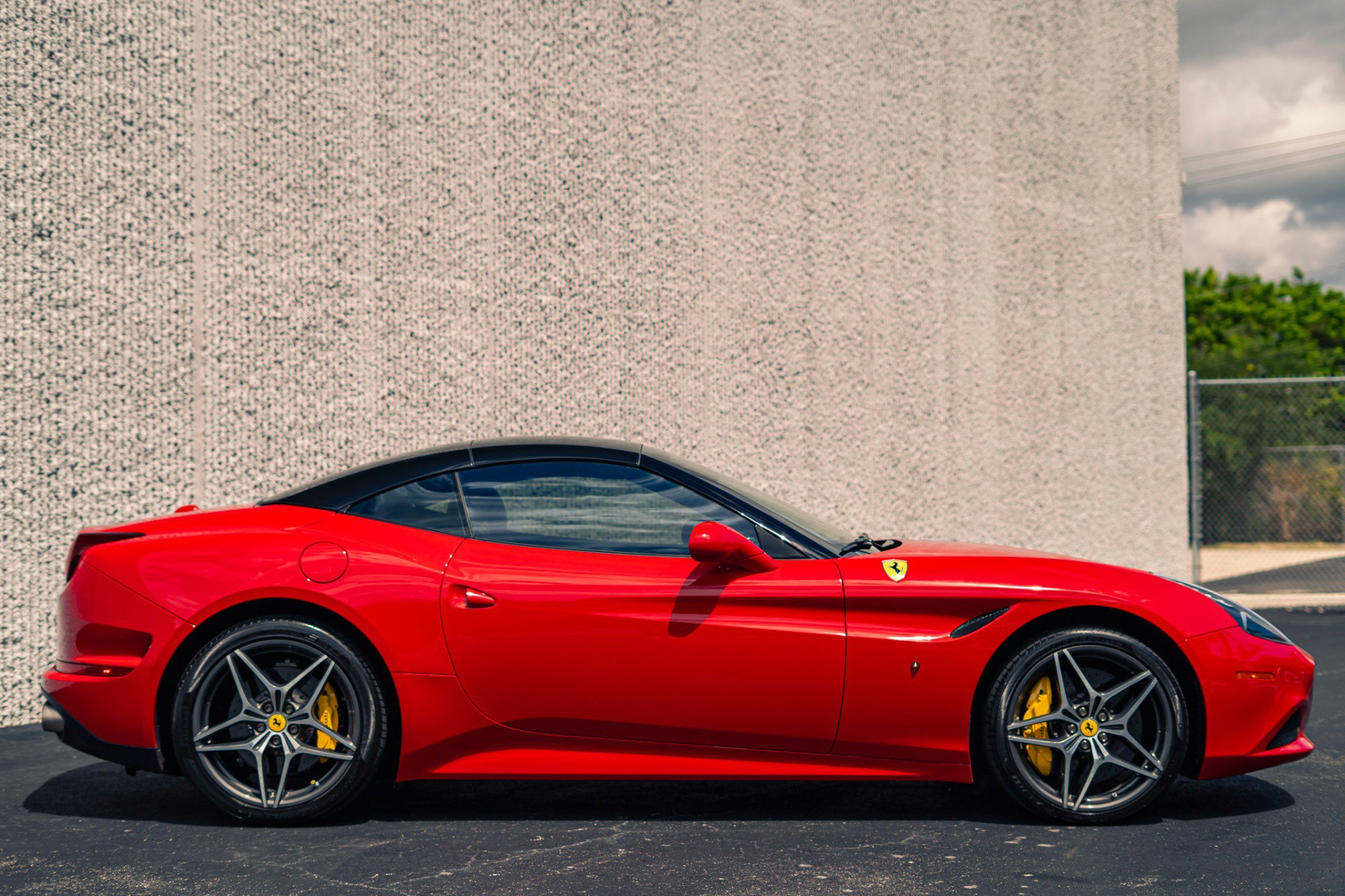 Used 2016 Ferrari California T RWD image 25