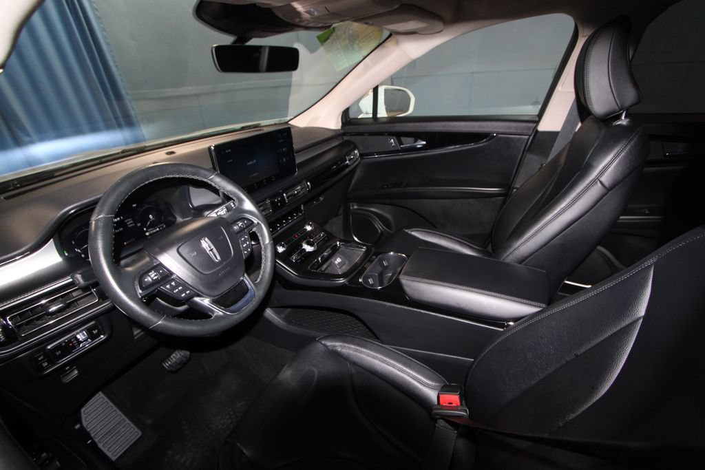Used 2023 Lincoln Nautilus FWD image 2