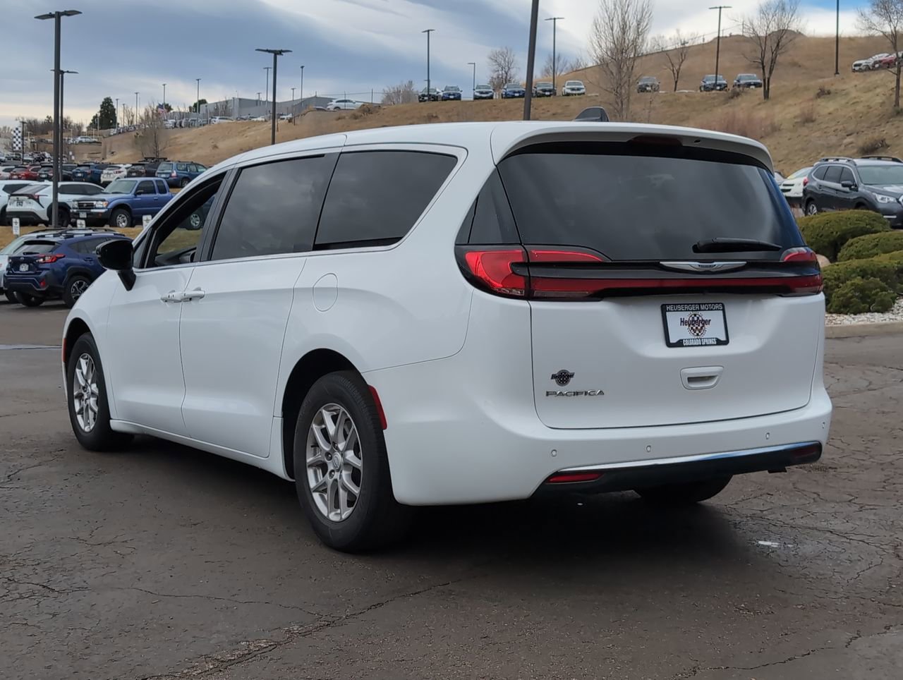Used 2025 Chrysler Pacifica Select image 5