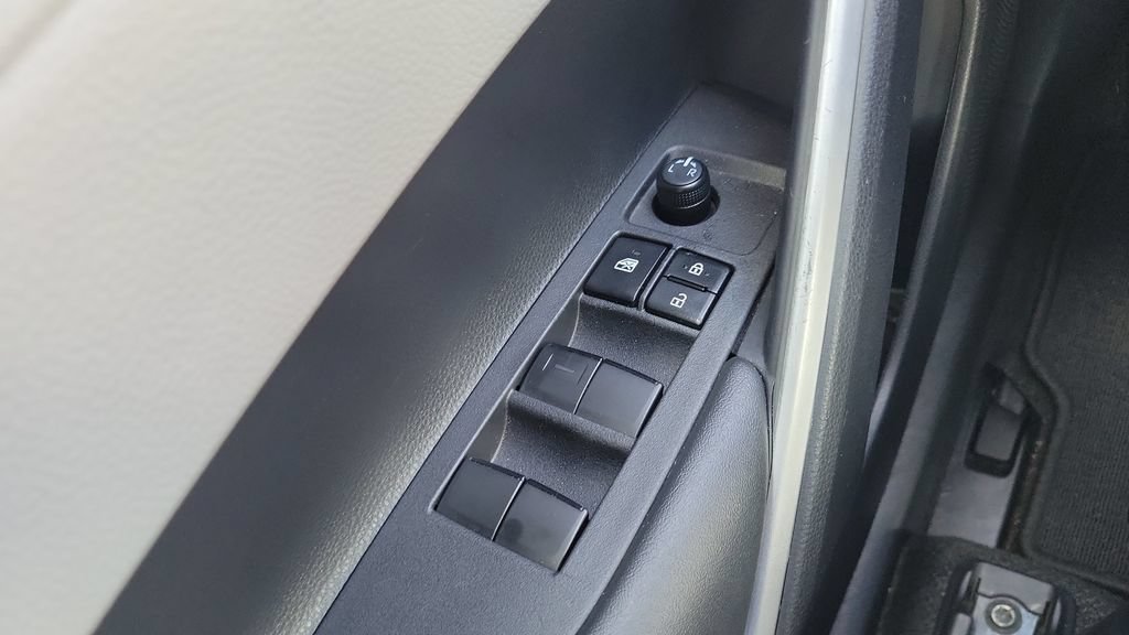 Used 2025 Toyota Corolla Cross LE FWD image 18