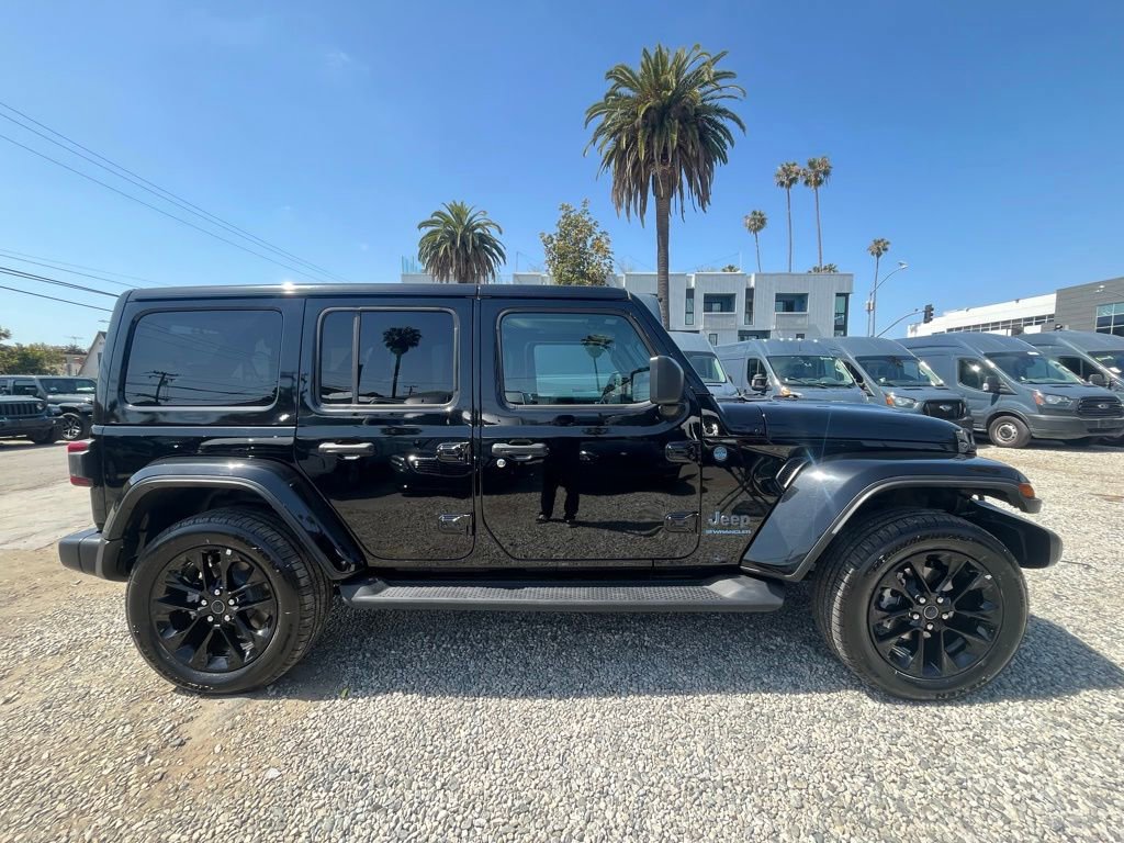 Used 2025 Jeep Wrangler Unlimited Sahara AWD/4WD image 4
