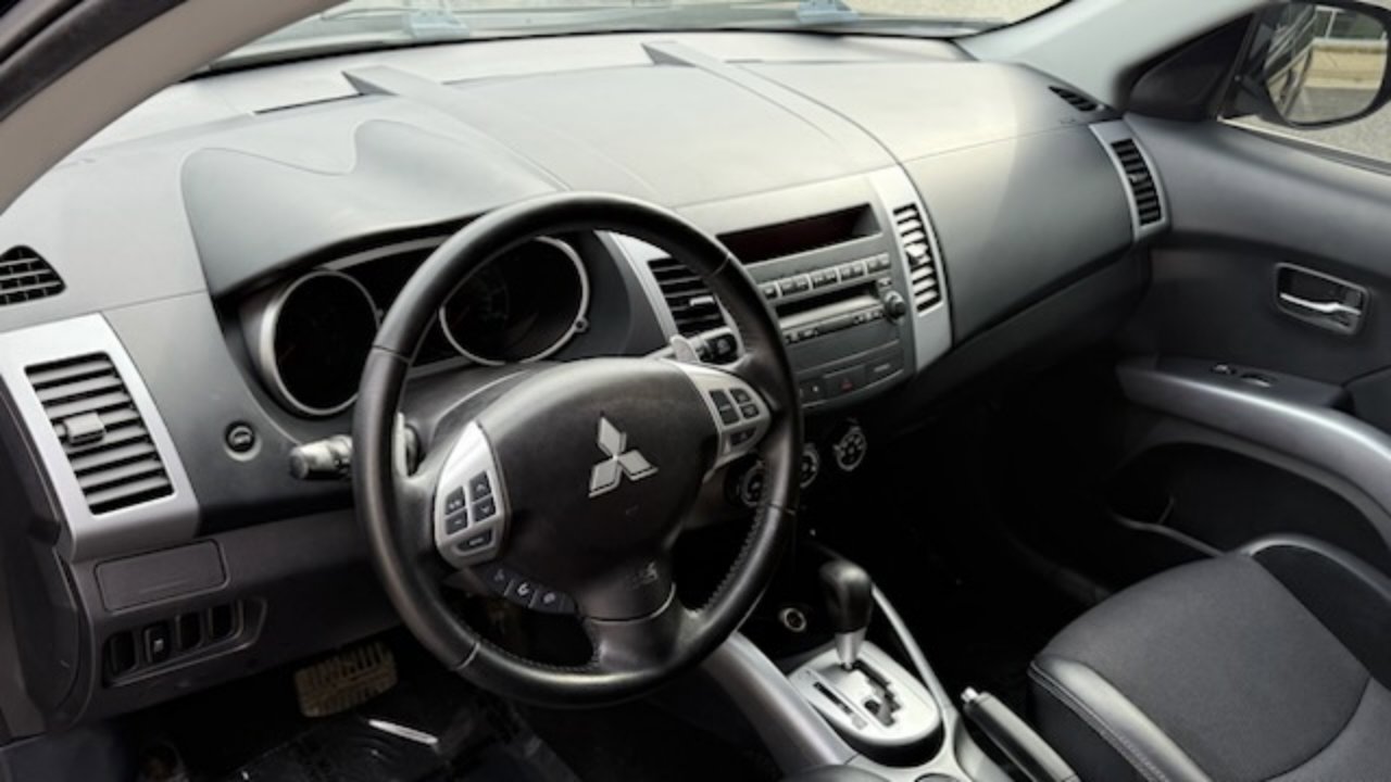 Used 2012 Mitsubishi Outlander SE image 9