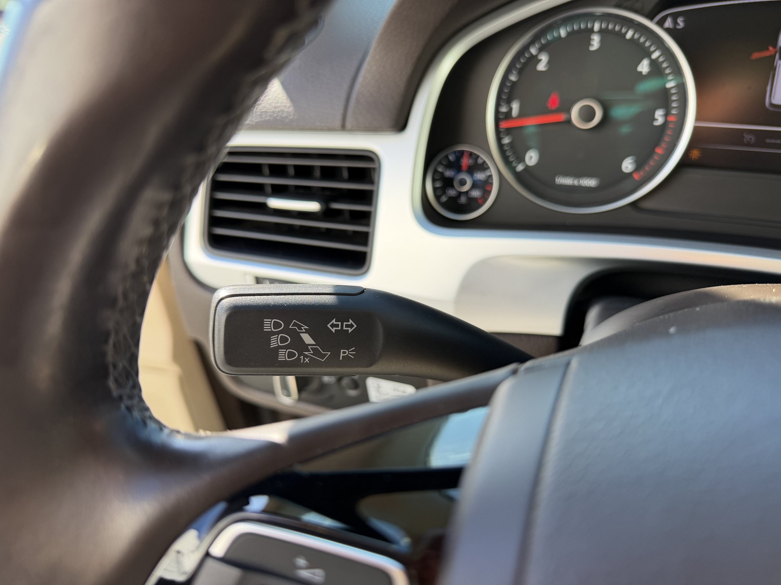 Used 2013 Volkswagen Touareg TDI AWD/4WD image 17