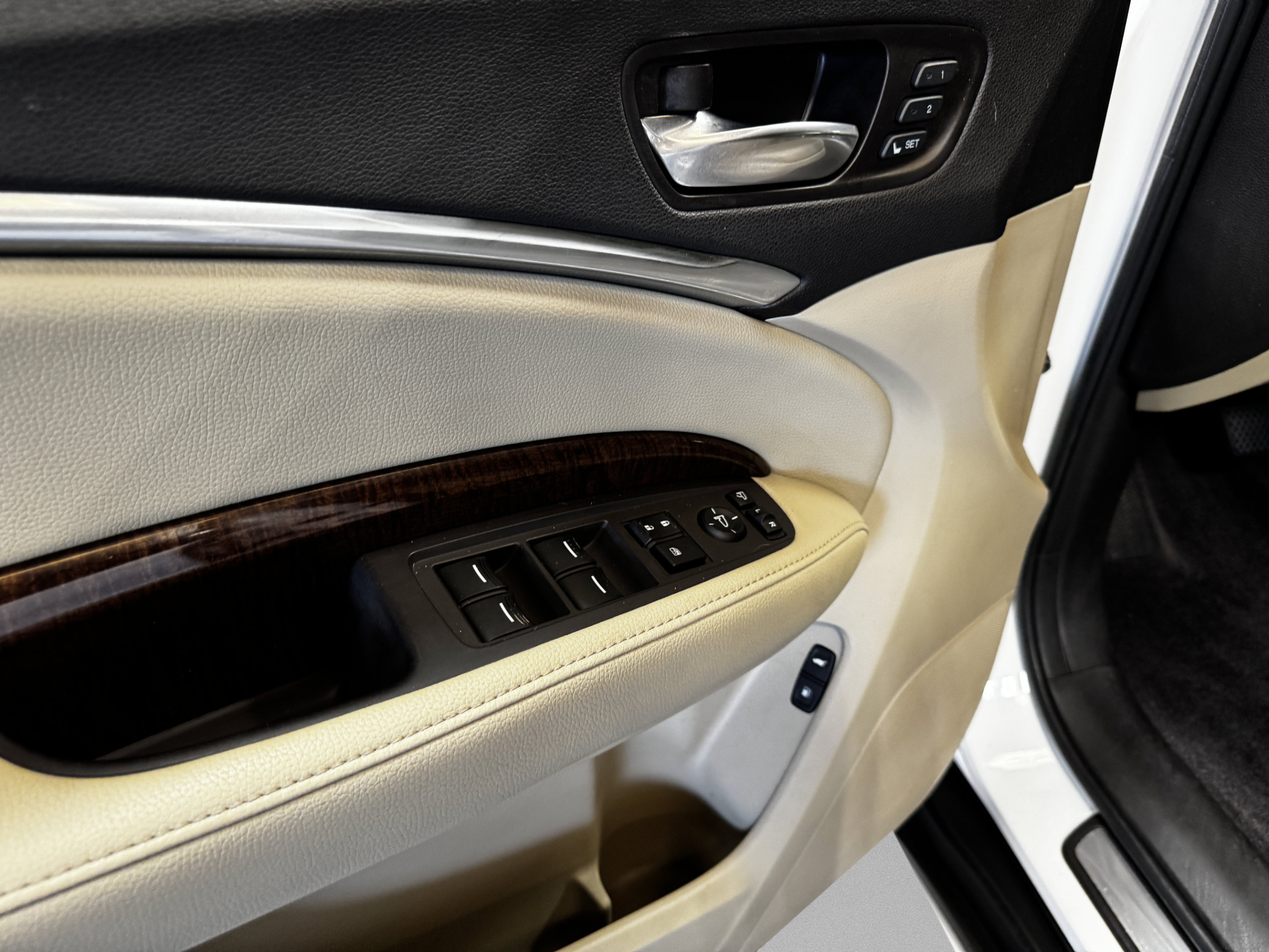 Certified 2018 Acura MDX w/ Technology Package FWD image 35
