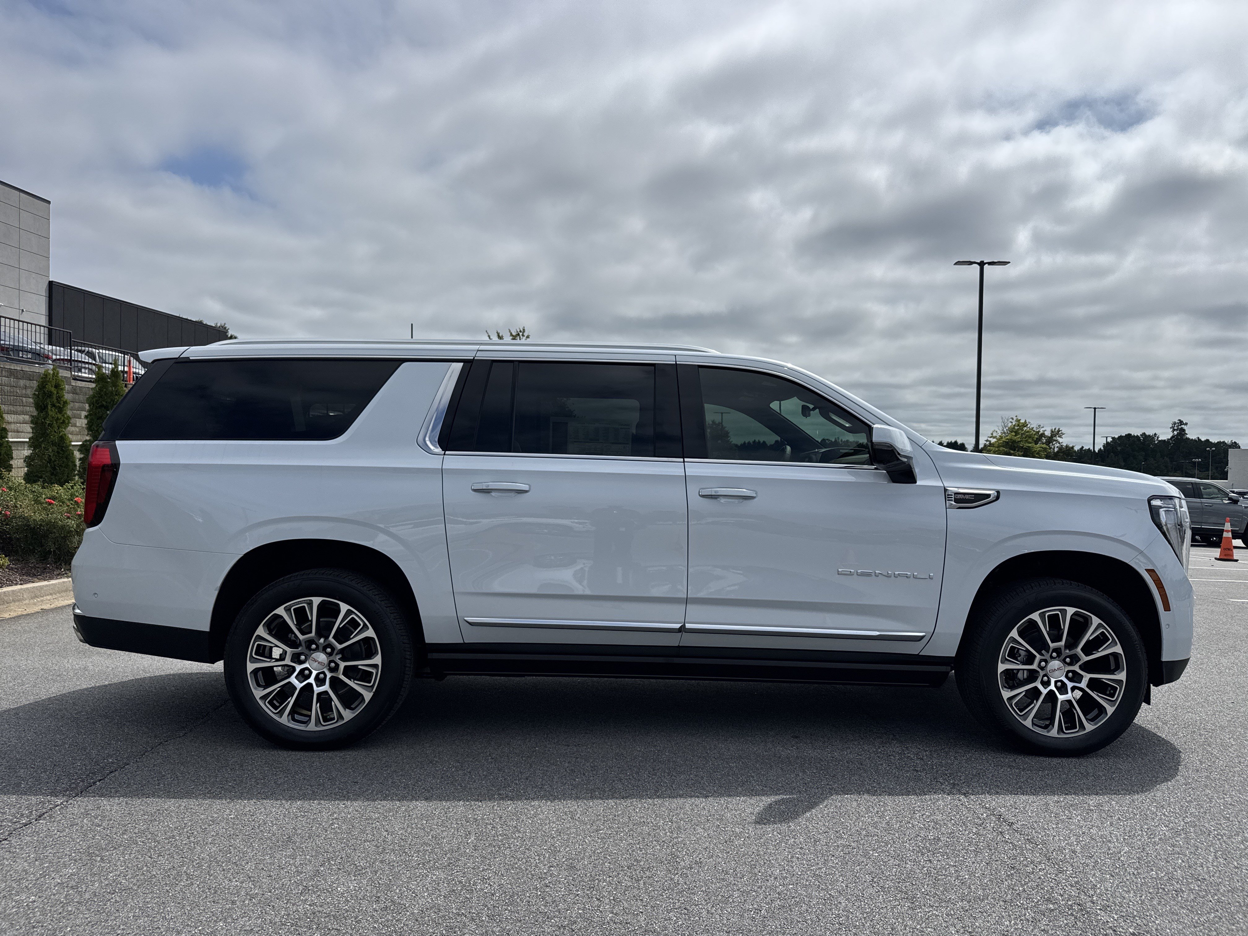 New 2026 GMC Yukon XL Denali w/ Denali Reserve Package RWD image 11