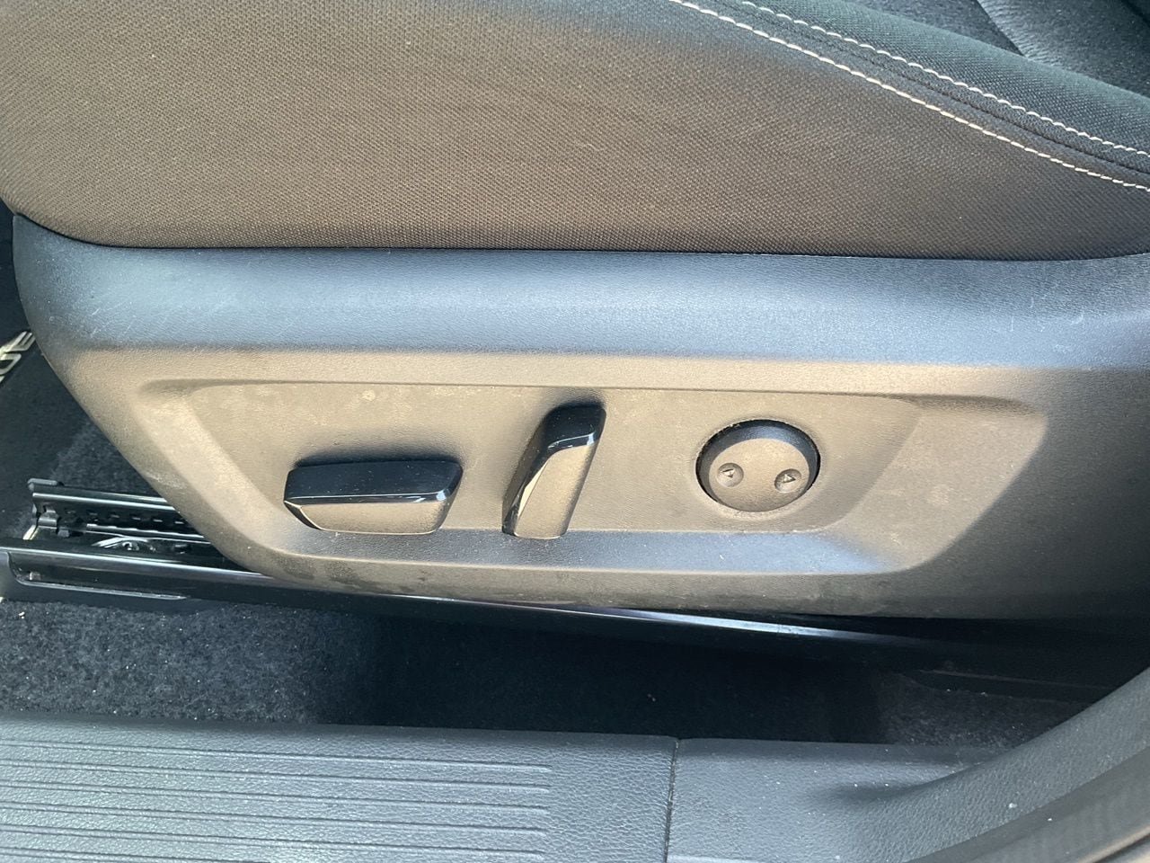 Used 2025 Nissan Rogue SV FWD image 9