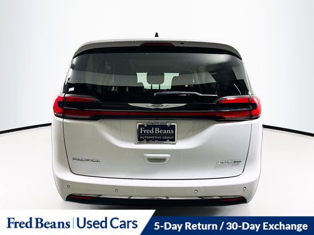 Used 2023 Chrysler Pacifica Limited FWD image 7