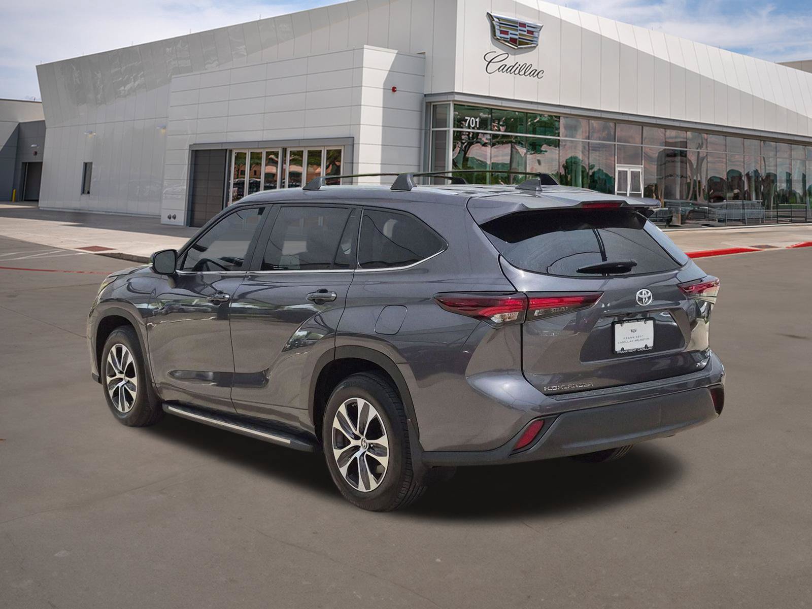 Used 2024 Toyota Highlander XLE FWD image 4