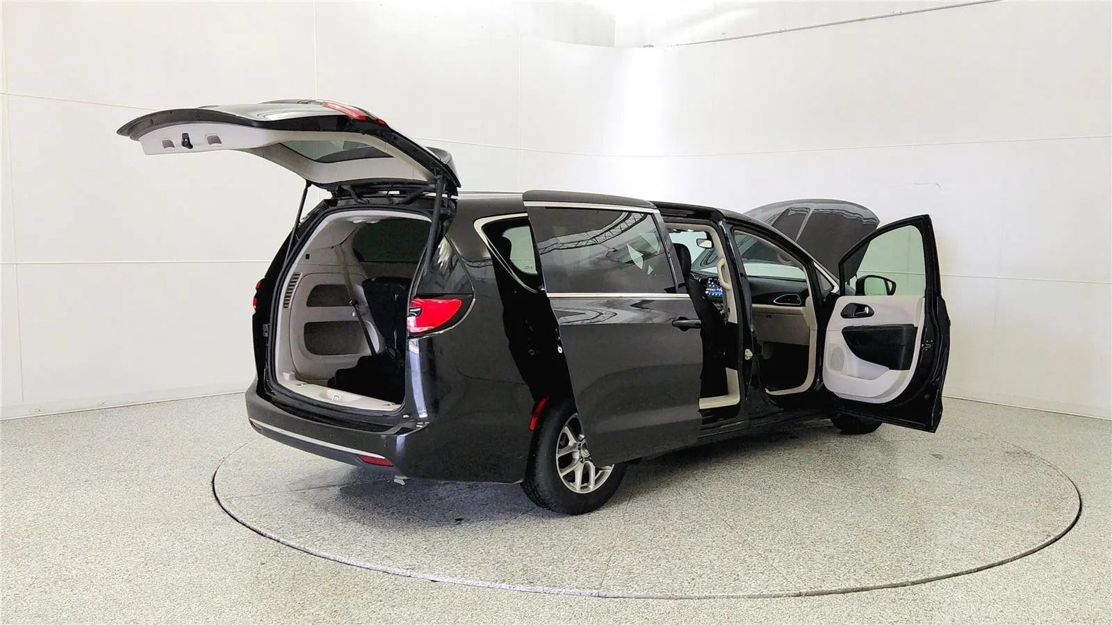 Used 2023 Chrysler Pacifica Touring-L FWD image 13