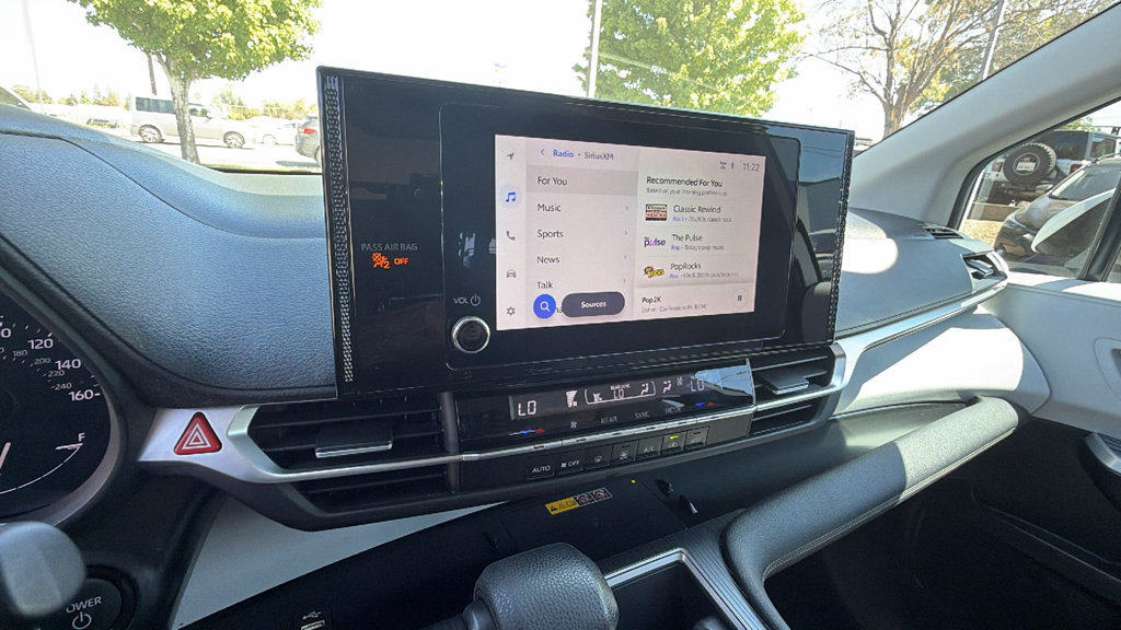 Used 2025 Toyota Sienna LE FWD image 23