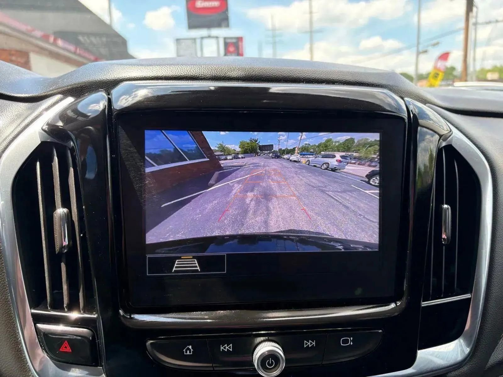 Used 2020 Chevrolet Traverse LT w/ Driver Confidence II Package image 22