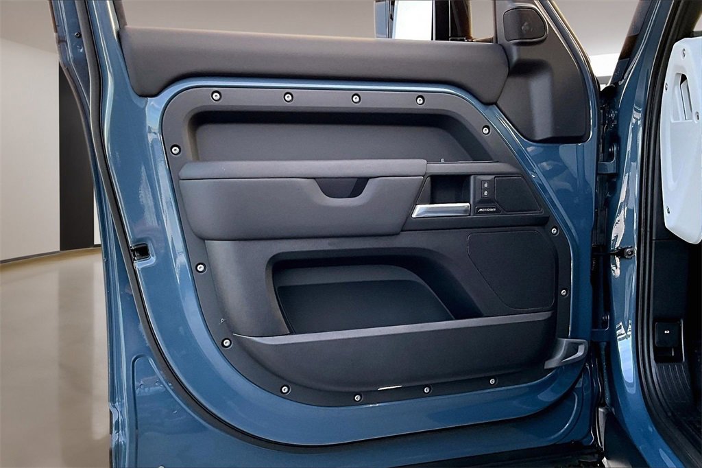 Used 2025 Land Rover Defender 110 S image 18