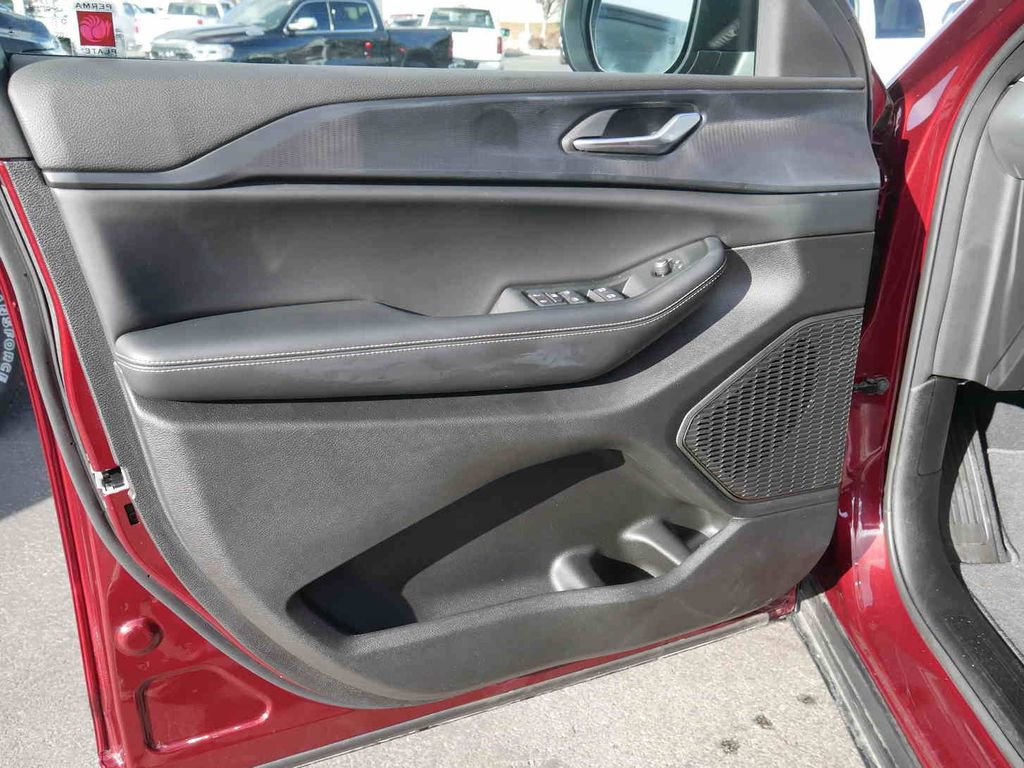 Used 2025 Jeep Grand Cherokee L Laredo w/ Trailer Tow Package image 23