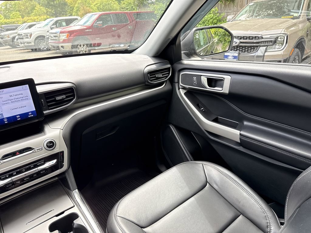 Used 2022 Ford Explorer XLT w/ Equipment Group 202A AWD/4WD image 16