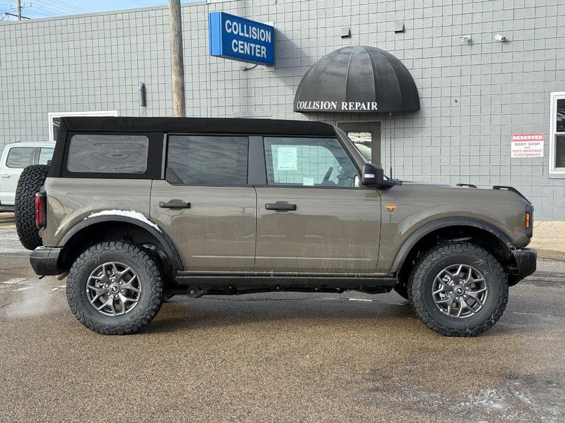 New 2025 Ford Bronco Badlands image 2