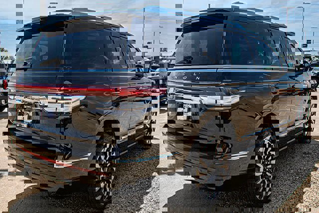 Used 2024 Lincoln Navigator Reserve w/ Monochromatic Package image 4