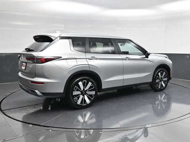 Used 2025 Mitsubishi Outlander SE image 3