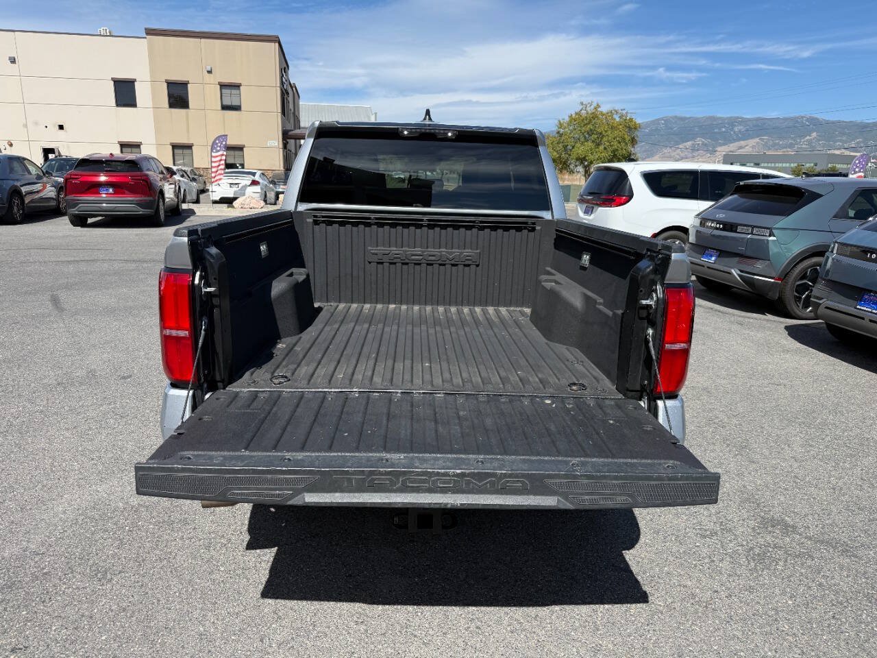 Used 2025 Toyota Tacoma SR5 AWD/4WD image 18