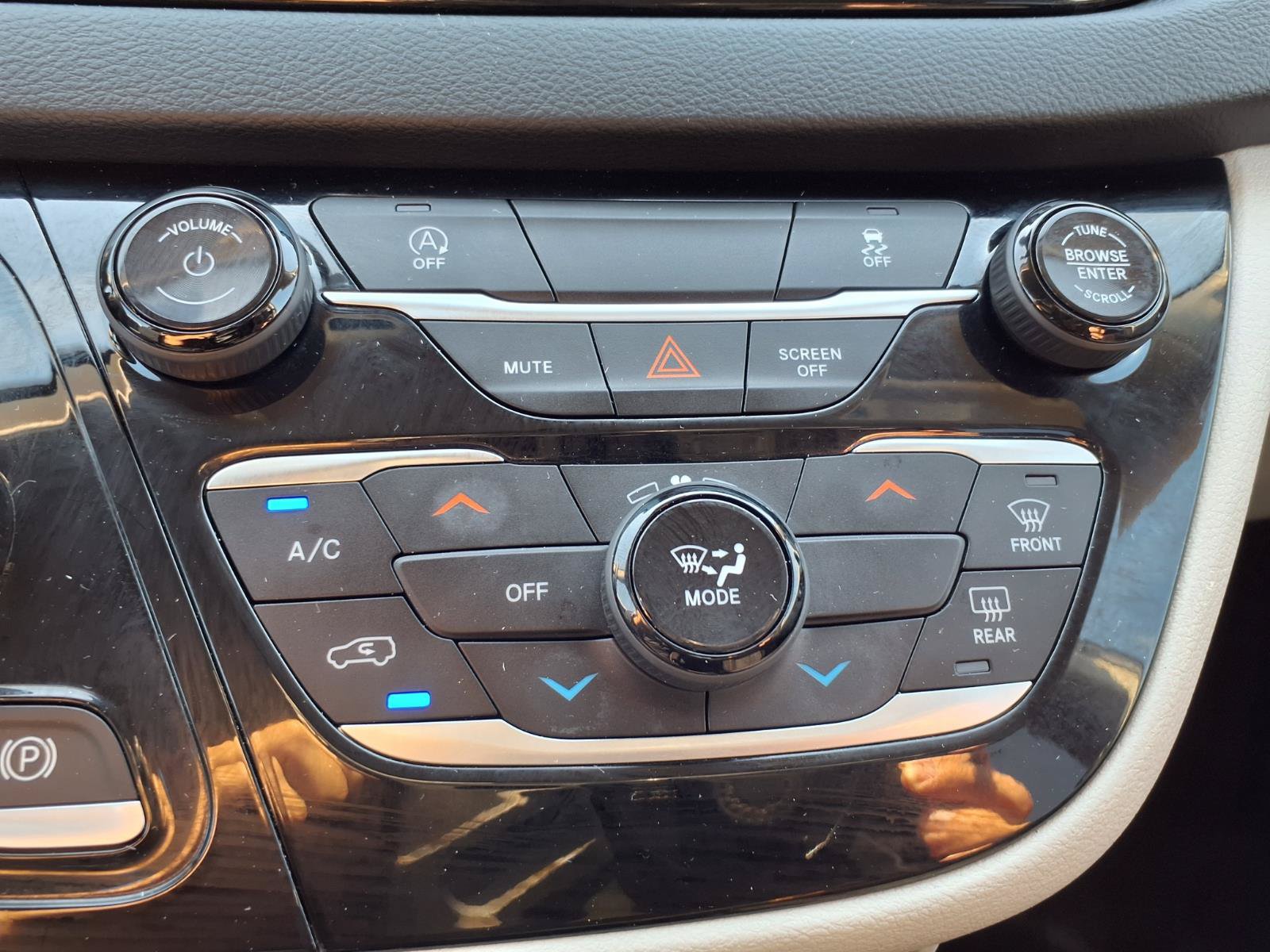 Used 2023 Chrysler Voyager LX FWD image 7