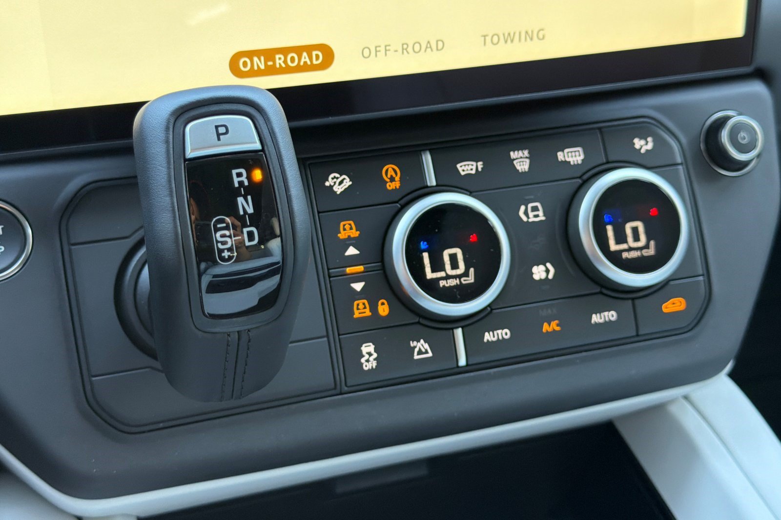 New 2026 Land Rover Defender 110 X-Dynamic SE AWD/4WD image 16