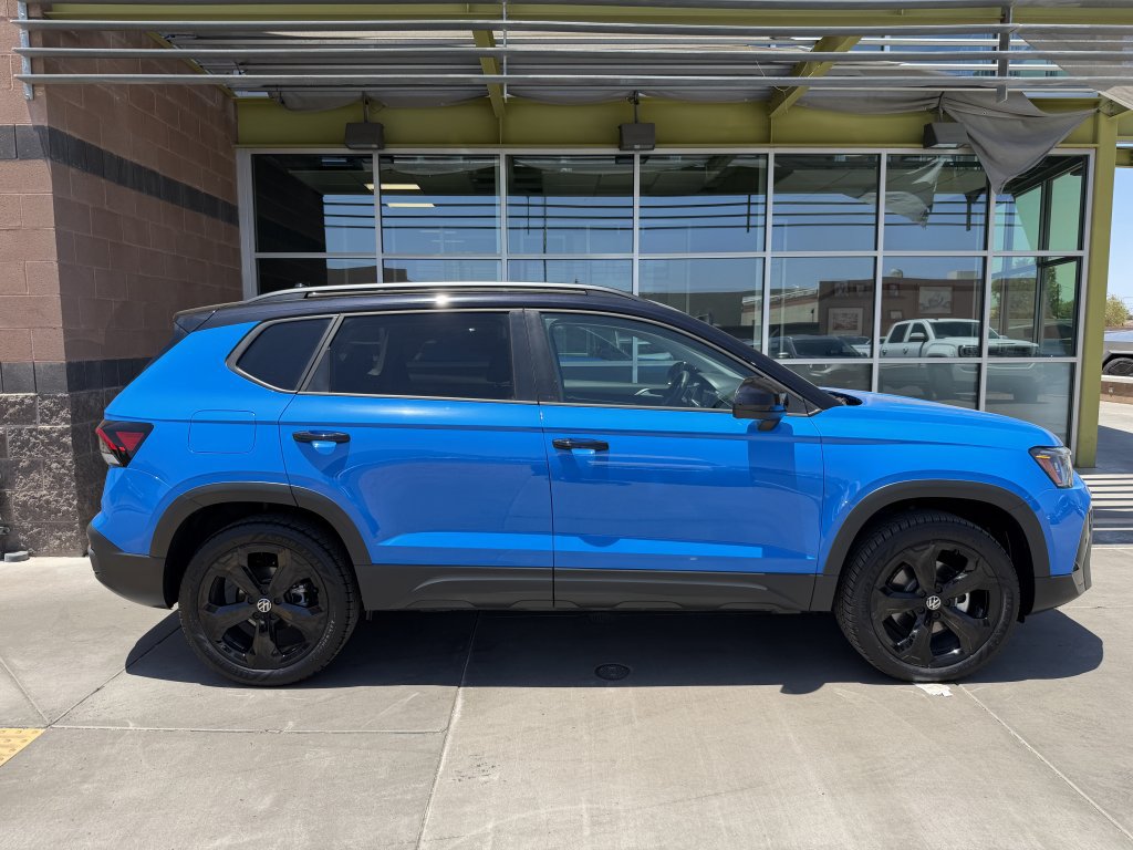Used 2025 Volkswagen Taos SE AWD/4WD image 9