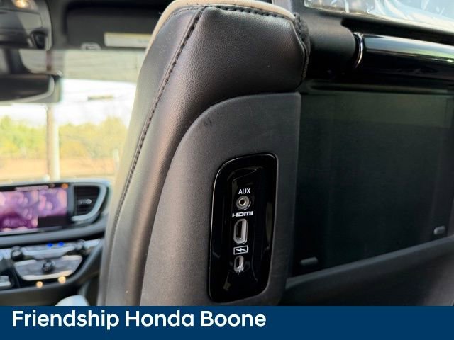 Used 2023 Chrysler Pacifica Limited w/ Uconnect Theater Family Group image 46