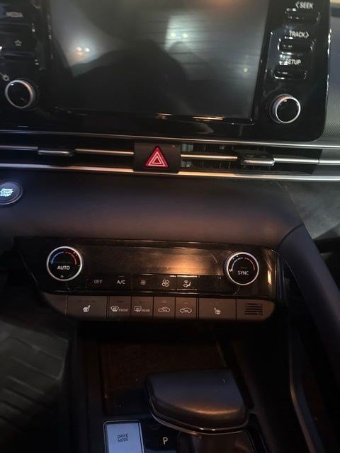 Used 2022 Hyundai Elantra SEL w/ Convenience + Premium Package FWD image 8