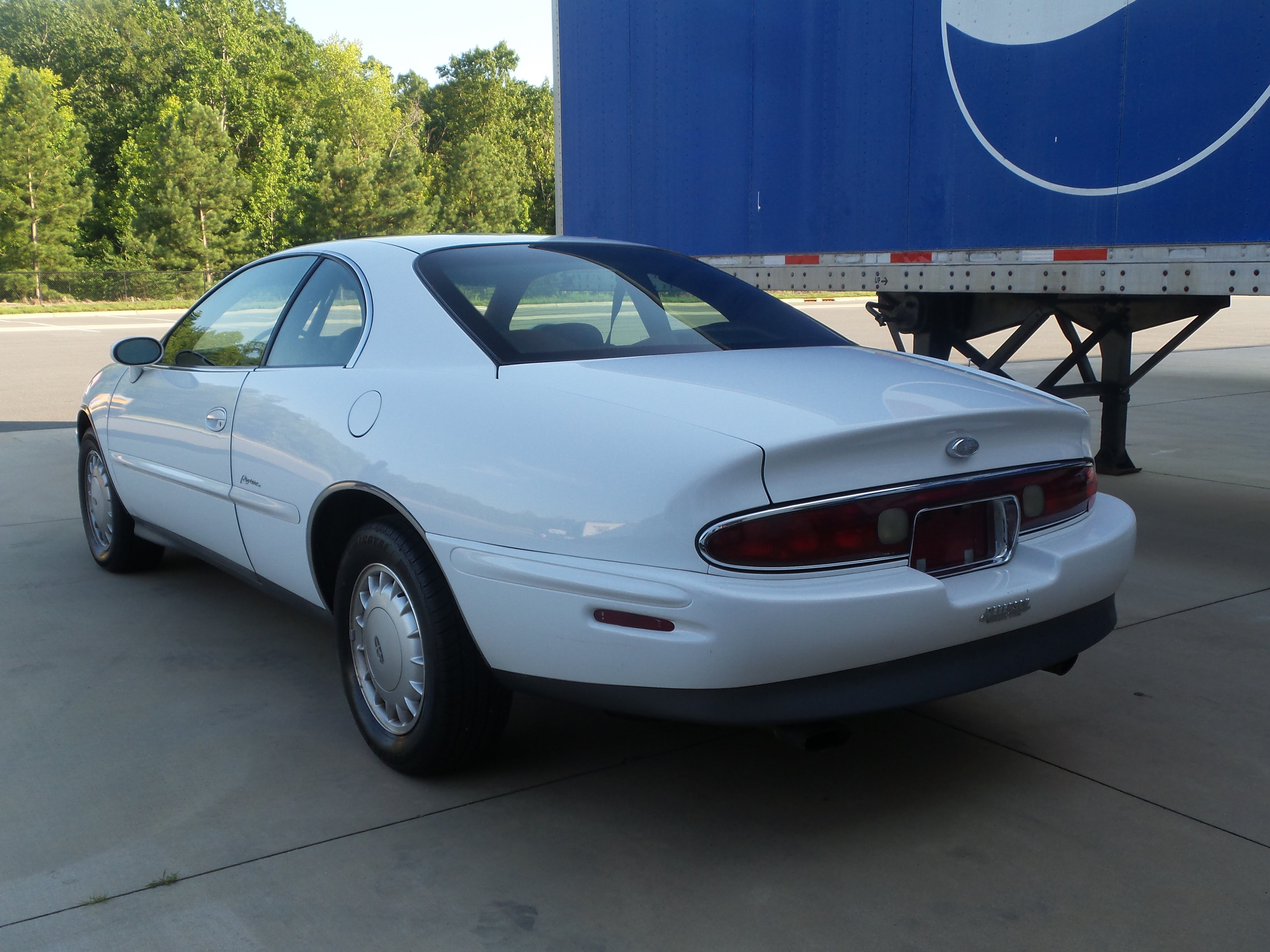 Used 1995 Buick Riviera Coupe FWD image 4